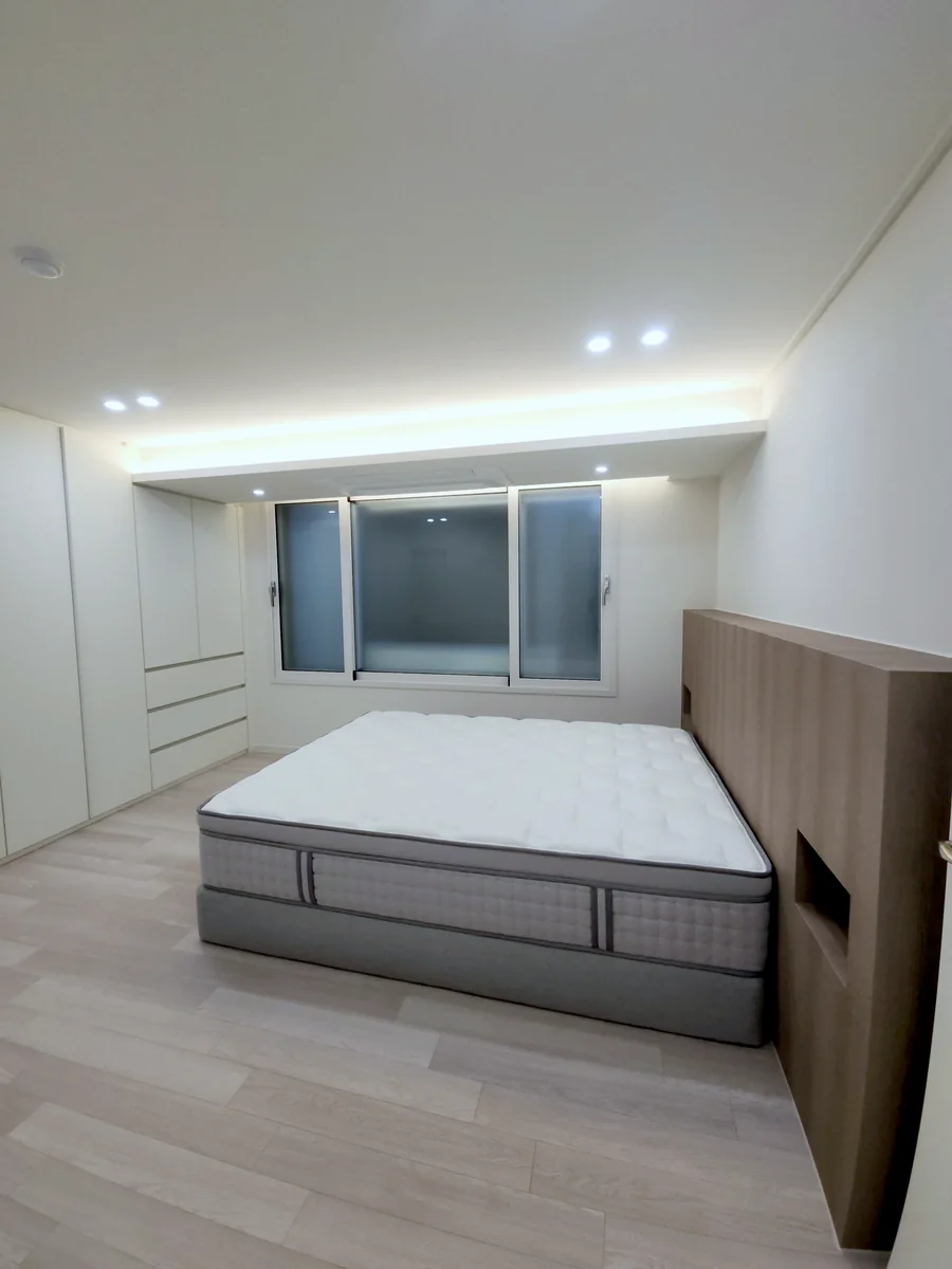 산본 가야주공5단지 아파트 침실의 우드 헤드보드와 천장 간접조명 시공 사진